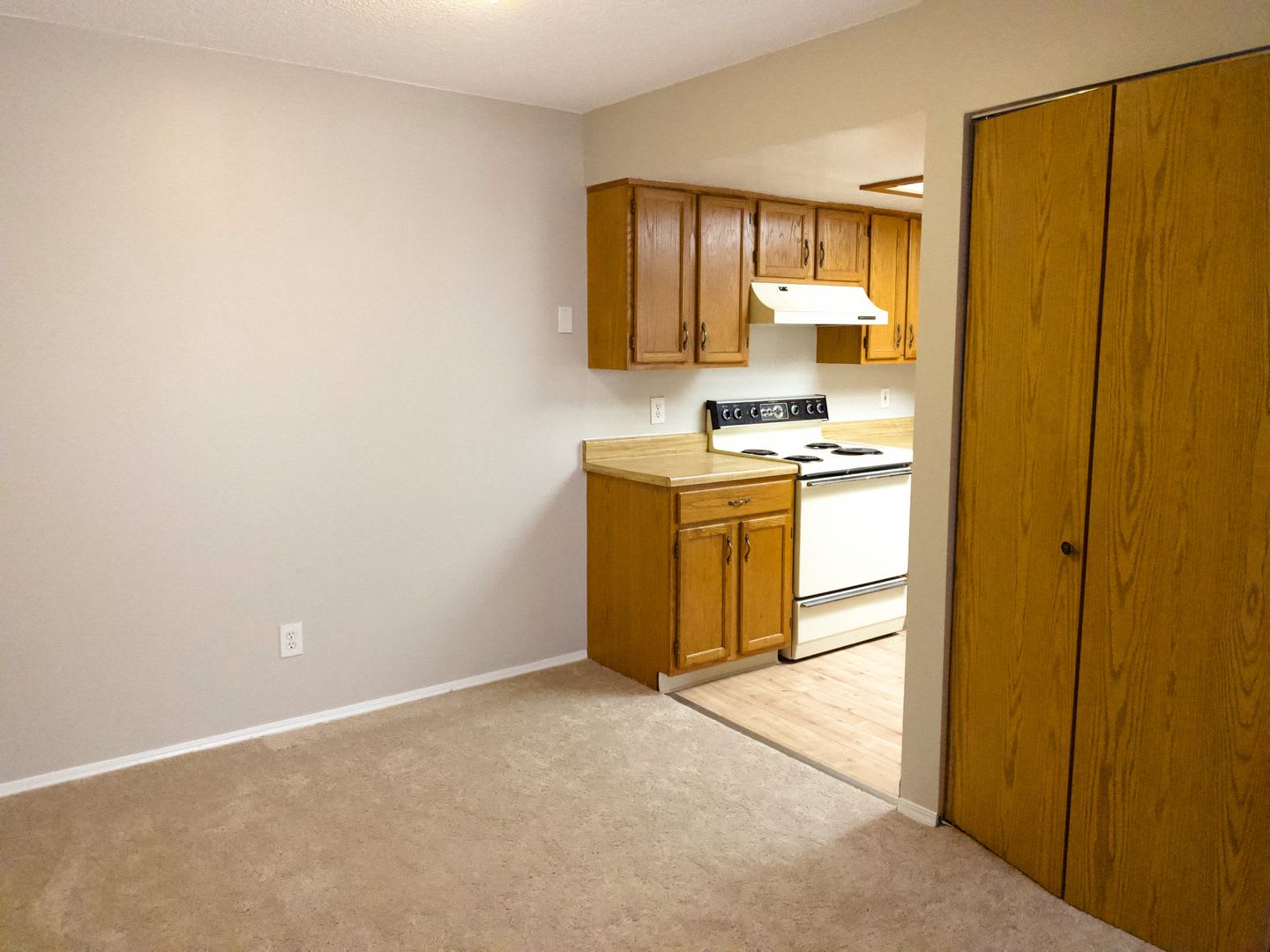 Evolve Real Estate: 2 Bedroom Condo in Aurora available for Immediate Move In! – photo 4