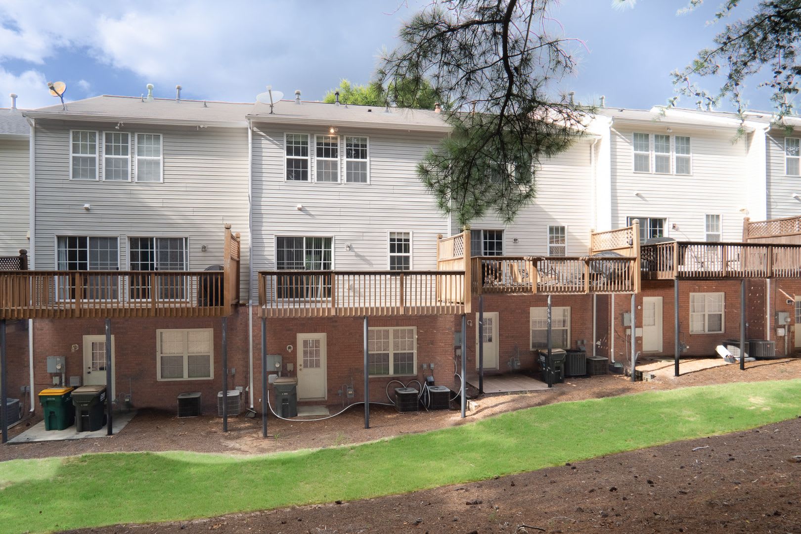 Spectacular Lake View Townhome In Alpharetta 3 Bedrooms Office Available July 1 2026 – photo 3