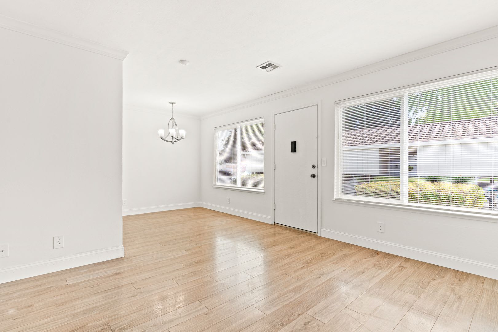 Spacious & Updated 2-Bedroom Townhouse in Union City – photo 3