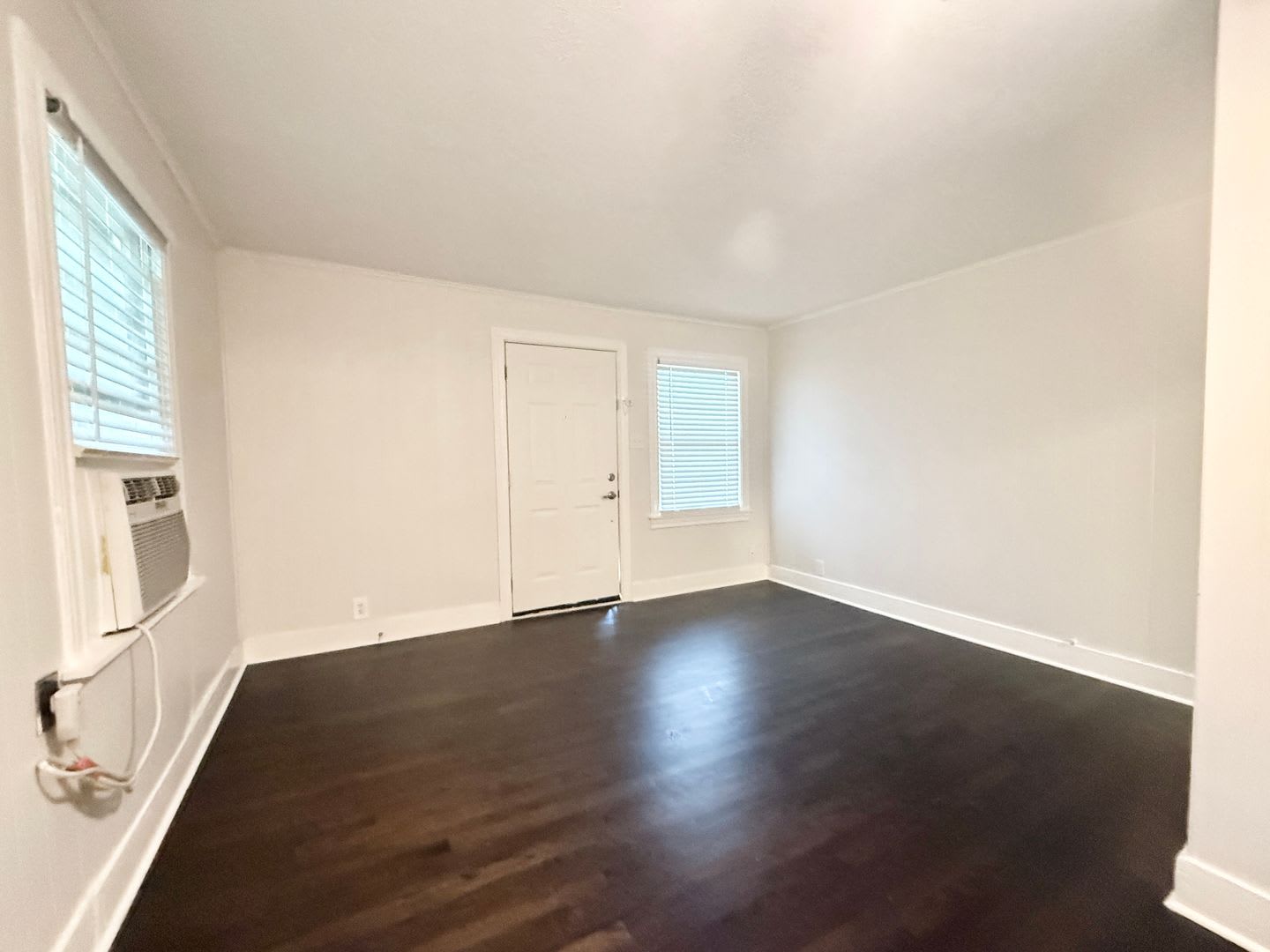 Adorable 2/1 Cottage near Downtown Lake Jackson! – photo 5