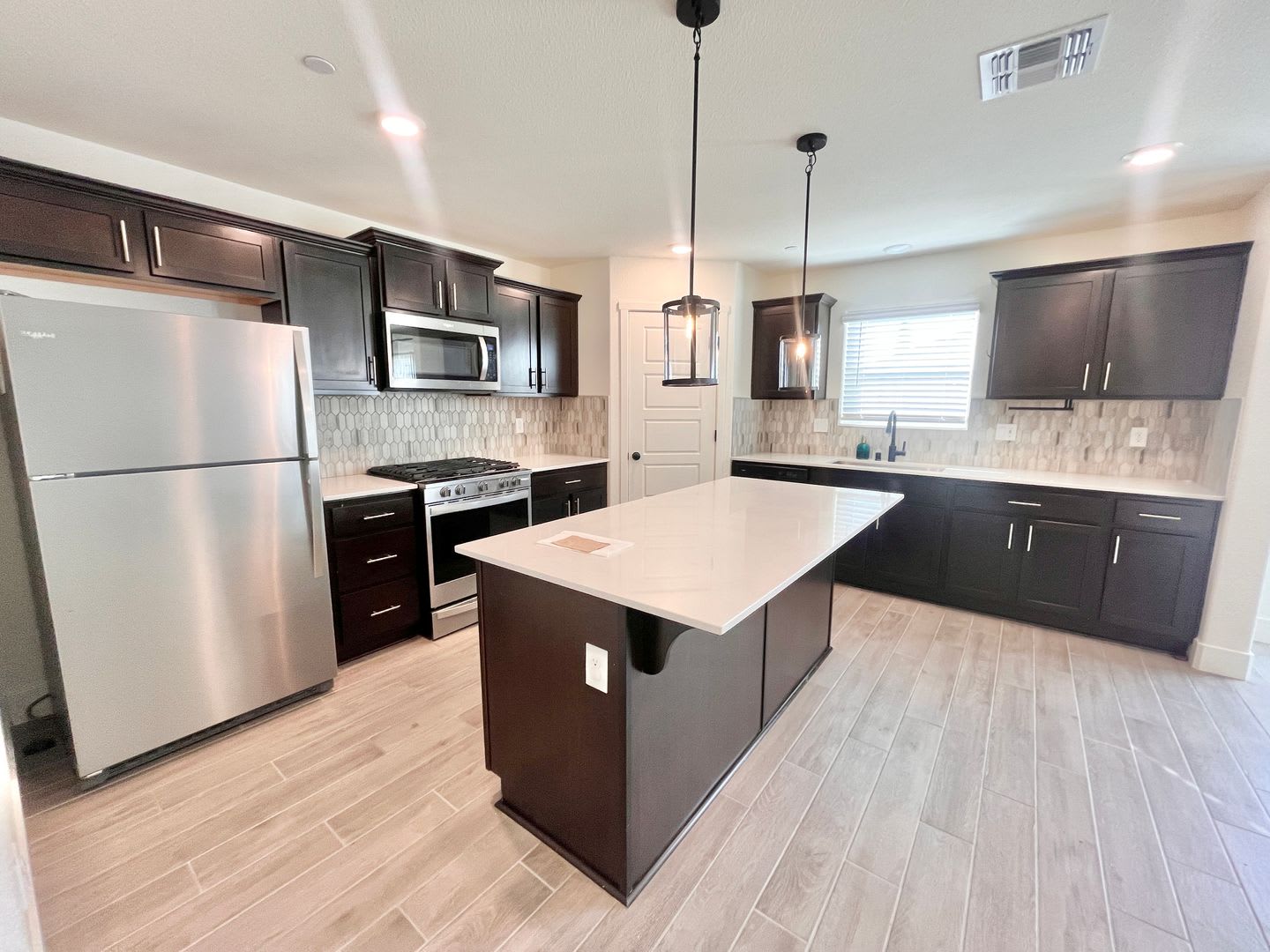 REDUCED! Spacious, Modern 4-Bedroom 2.5 Bath Home plus Den, Prime Location! With Solar! – photo 4