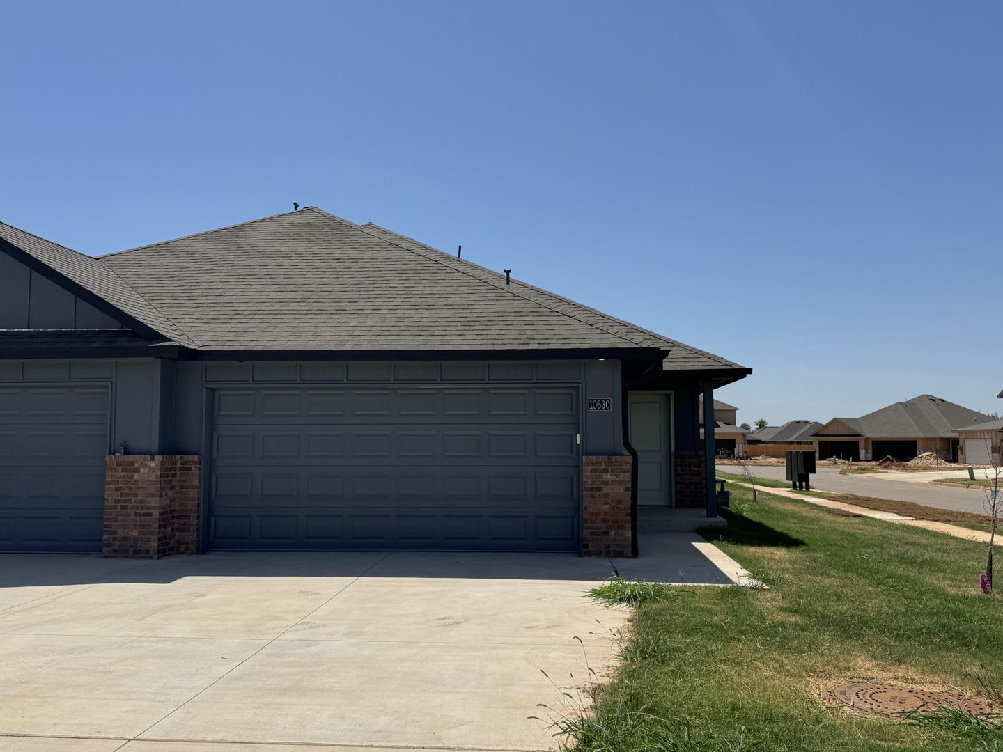 Brand New Stunning and Spacious 3 Bedroom 2 Bath Duplex in Mustang Schools – photo 2