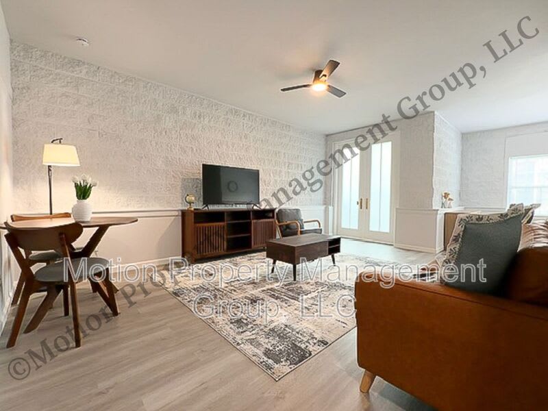 6918 Northside Drive – photo 1