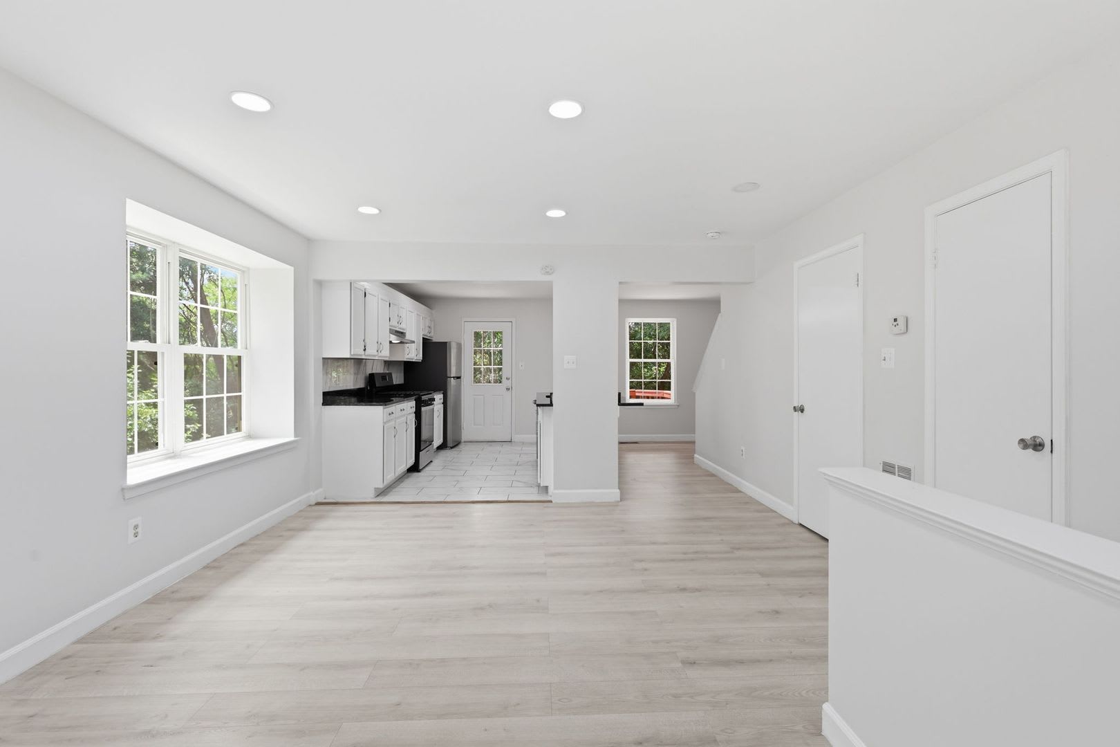 Experience Contemporary Living In This Beautifully Renovated Residence Where Modern Design Meets Everyday Comfort – photo 5
