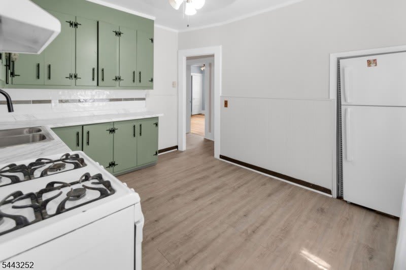 558 Argyle Ave – photo 4