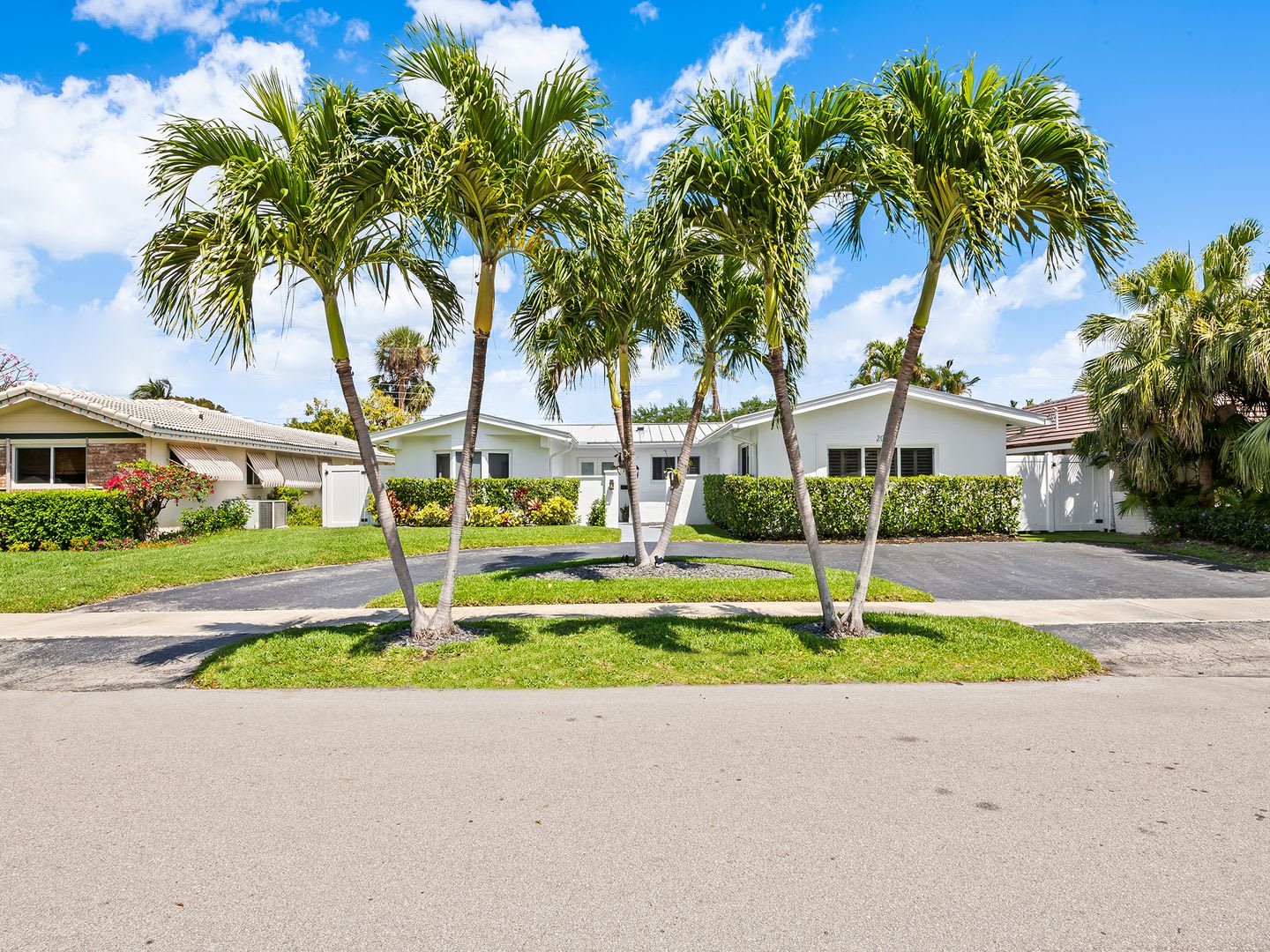 No Hoa Move In Today Coastal Elegance Awaits Stunning 5 Bedroom Home In Prime Fort Lauderdale Location – photo 1