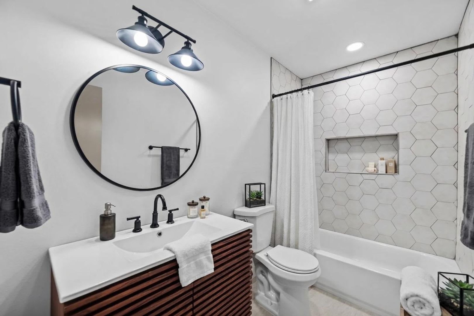 Centrally Located Apartment With Pool – photo 2