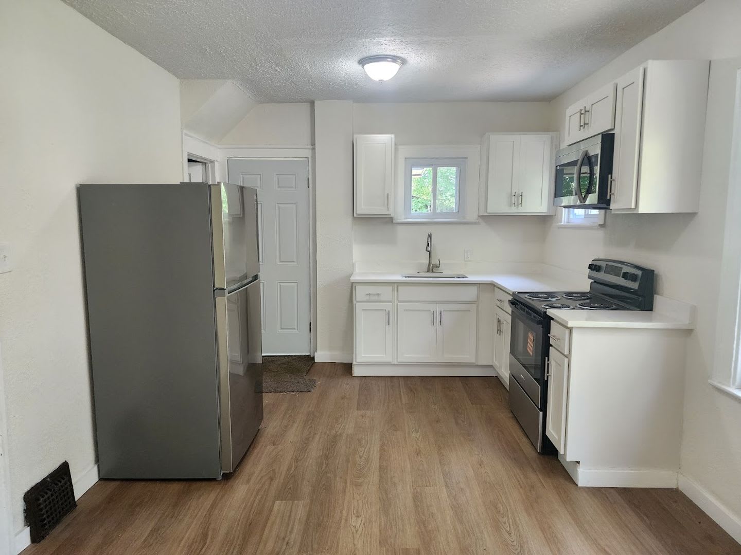 Remodeled 3 bed 1.5 Bath home – photo 4