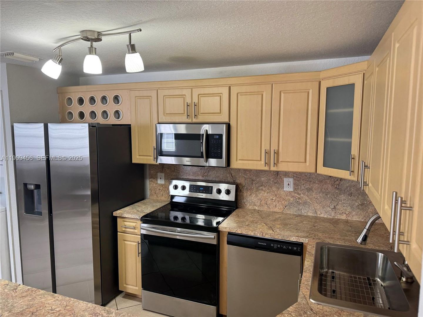 7542 Nw 175Th Street 7542 Hialeah Fl 33015 – photo 1