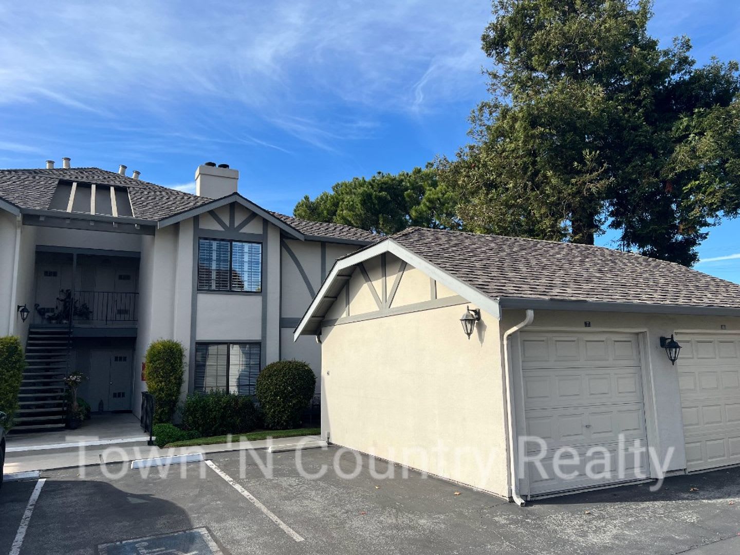 Beautiful 2-Bedroom Condo in Gated South Salinas Community – Garage, Fireplace & Pool! – photo 1