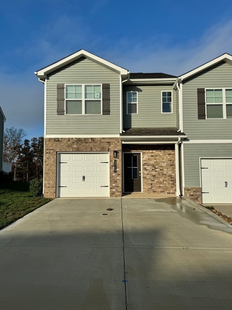 3 Bedroom 2.5 Bath Townhome in Kodak Exit 407 – photo 1