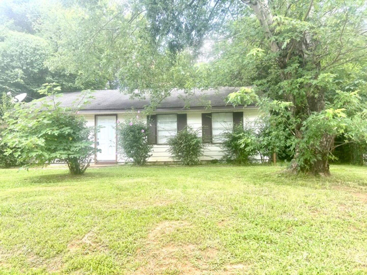 AVAILABLE NOW! $200 OFF FIRST MONTHS RENT – photo 1