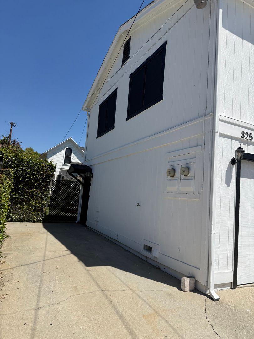 Large renovated Stand alone one bedroom above garage – photo 2
