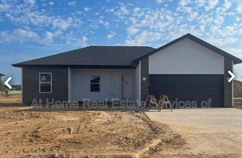 112 W Bluegrass – photo 1