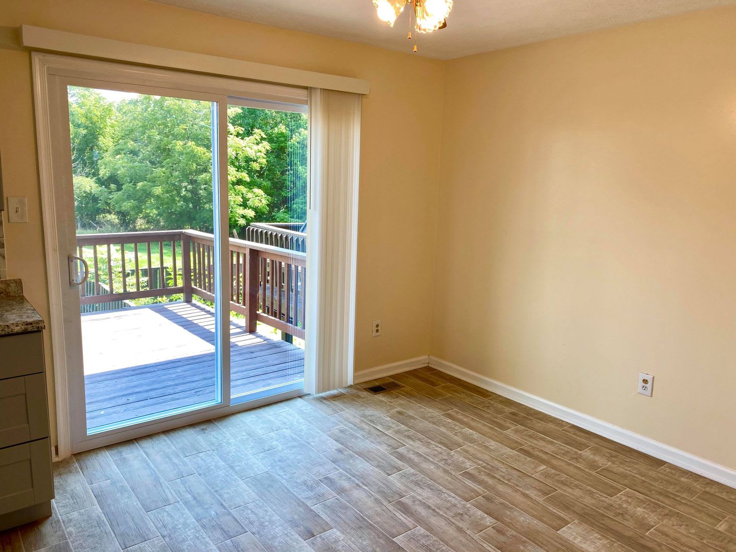 Charming 3BD/2.5BA Townhome with Large Backyard in Windsor Mill, MD! – photo 5