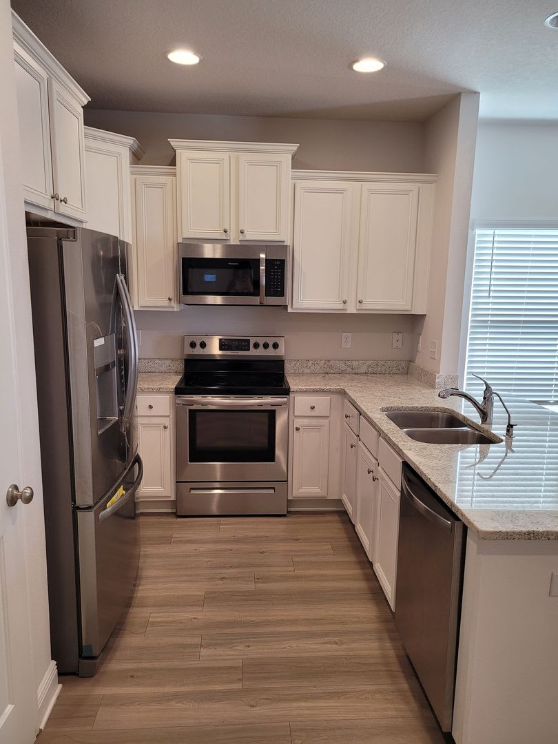 Hathaway Townhomes 3 bedroom 2.5 Bath 1 car garage. End Unit! – photo 5