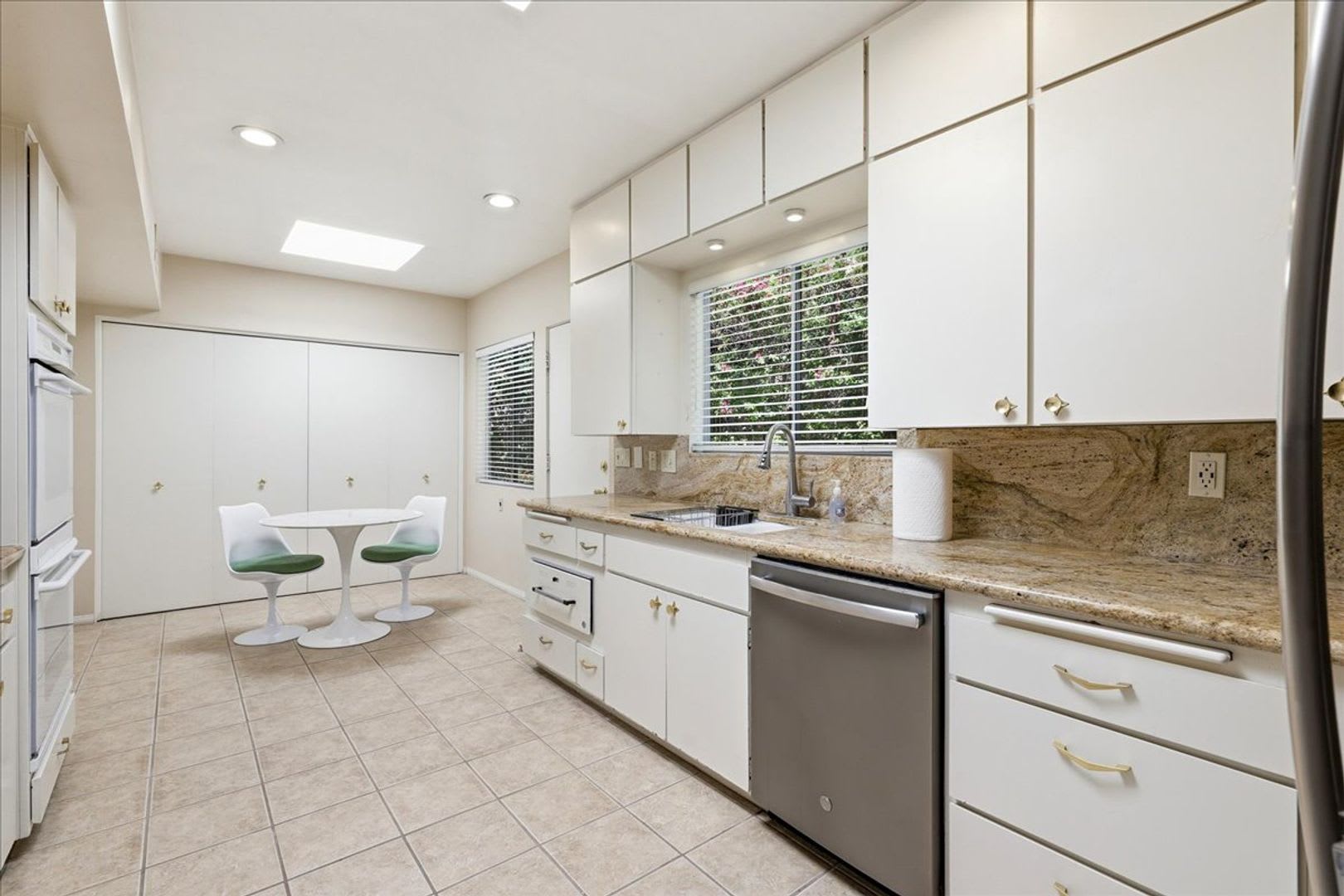 Retro/70's Spacious Condo! – photo 2
