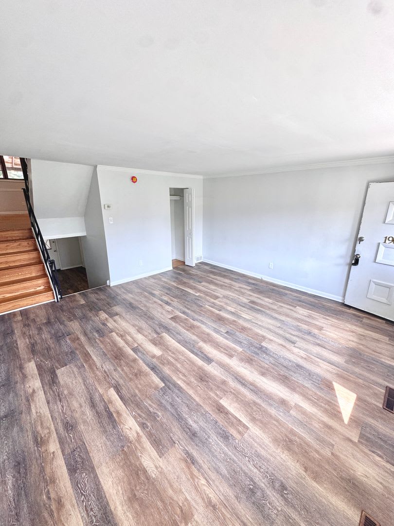 SUPER CLEAN THREE BEDROOM TOWNHOME – photo 3