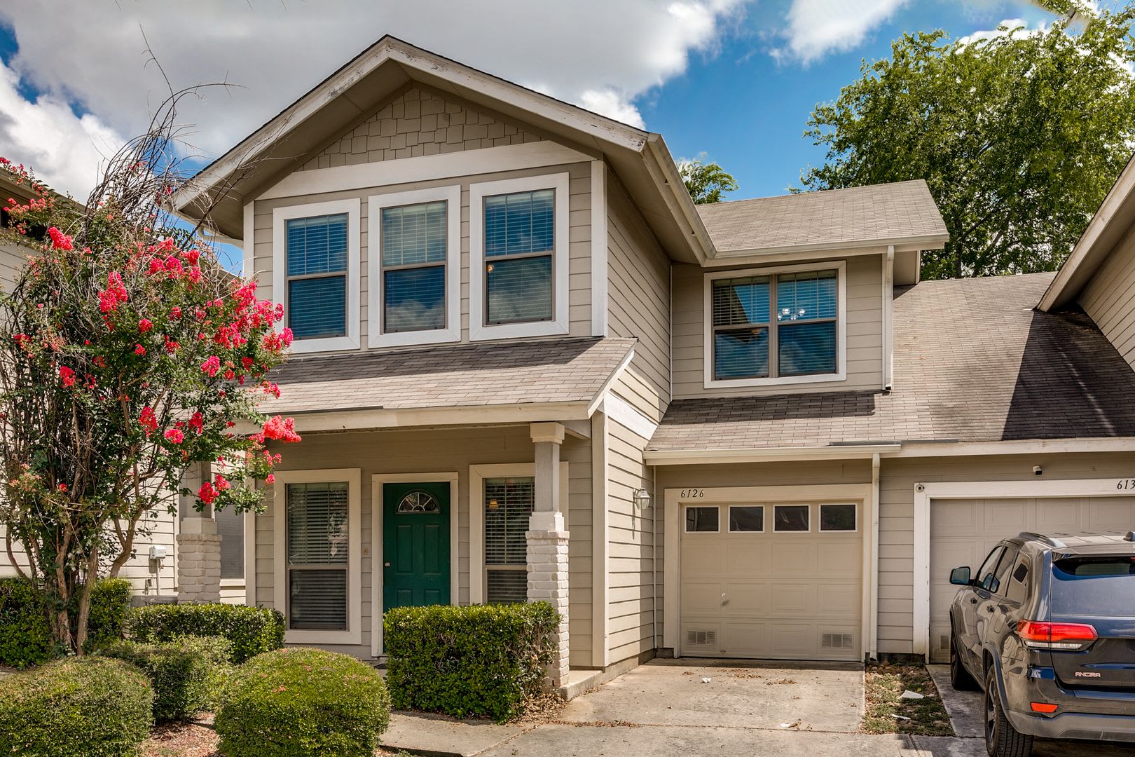 Two Bedroom Townhouse, Great Location! – photo 2