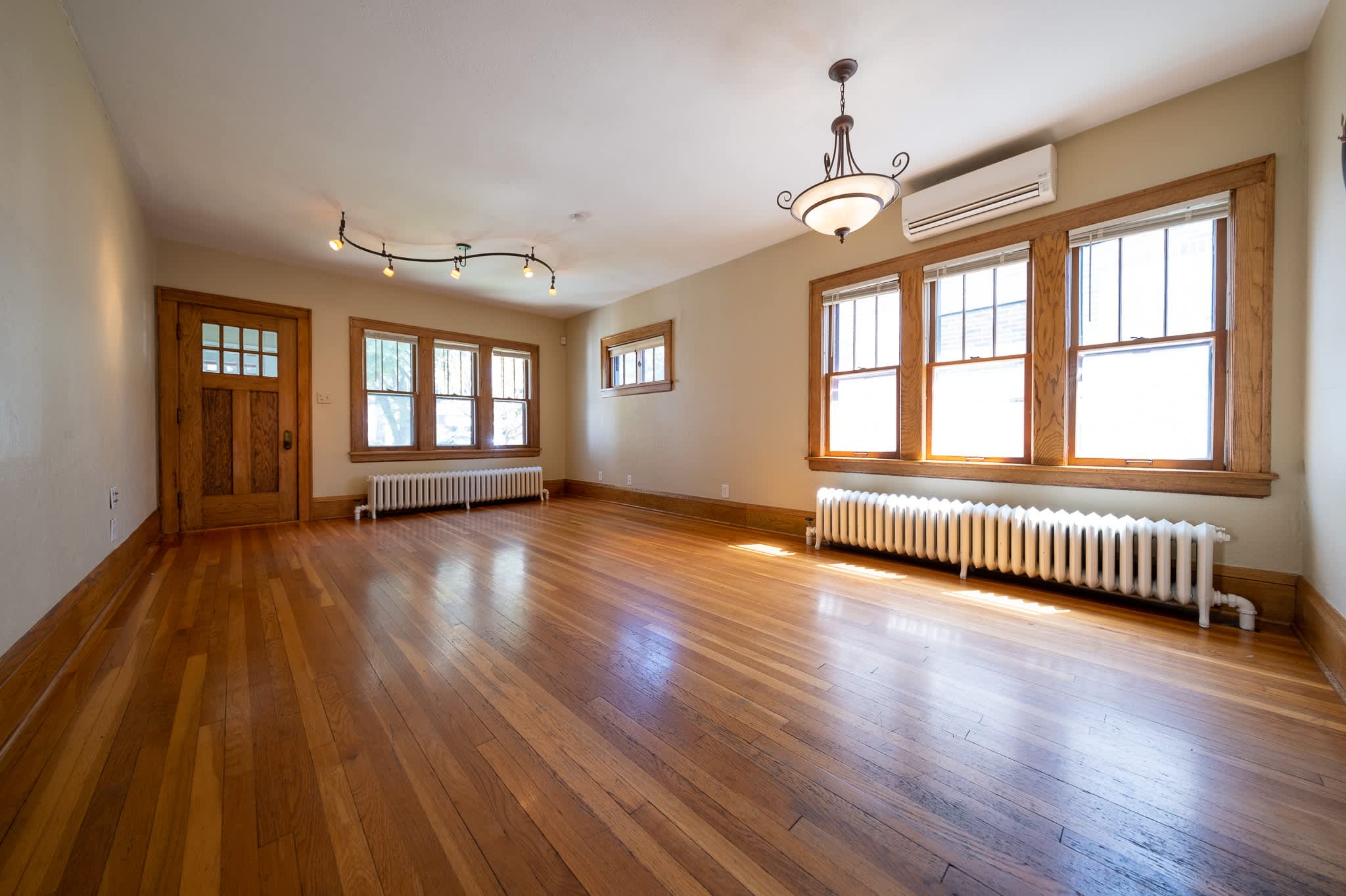 2138 Wellesley Ave. – photo 2