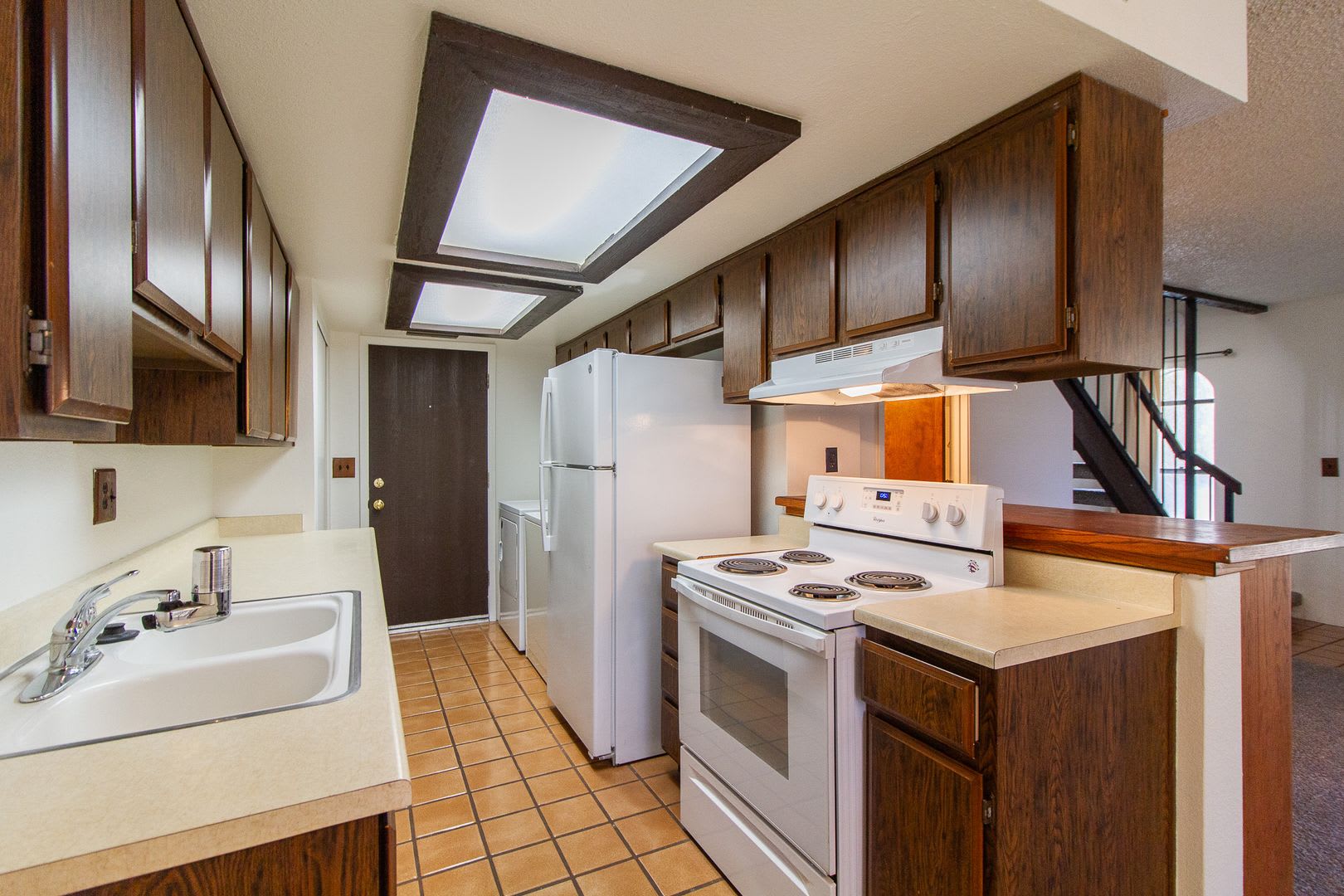 EXCELLENT 2BED, 1.5BATH TOWNHOUSE LOCATED NEAR 48TH ST & GUADALUPE – photo 4