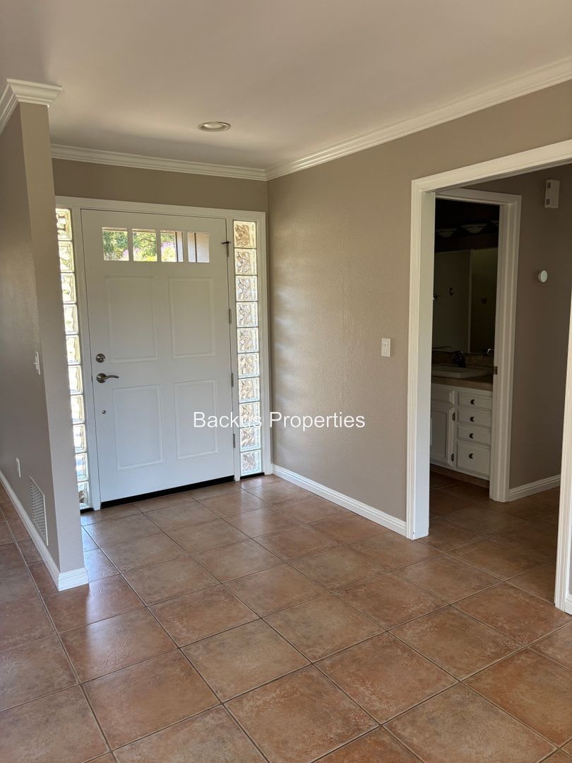 Wonderful three bedroom home on an acre lot in Royal Oaks – photo 2
