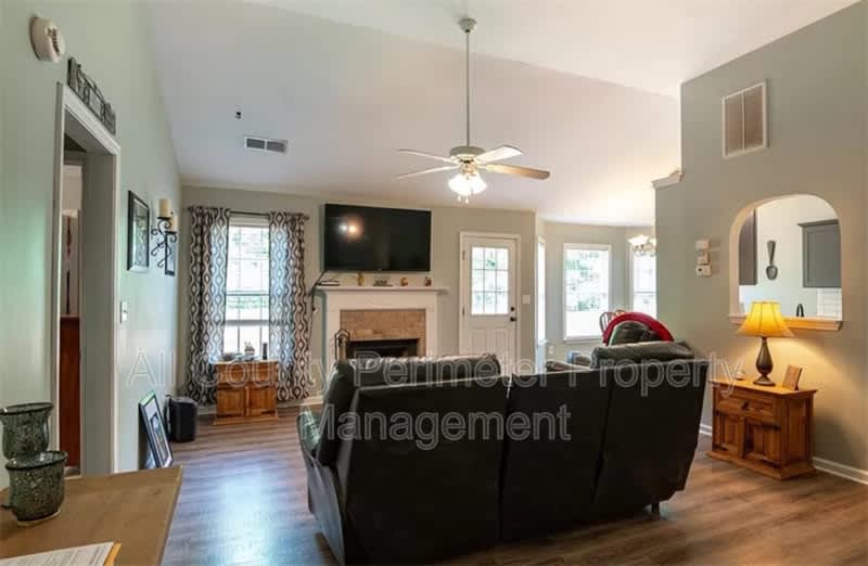 708 Riverside Dr – photo 3