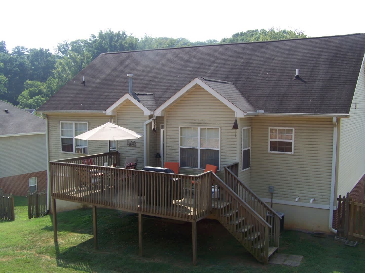 Split-foyer Conveniently located in West Town – photo 2