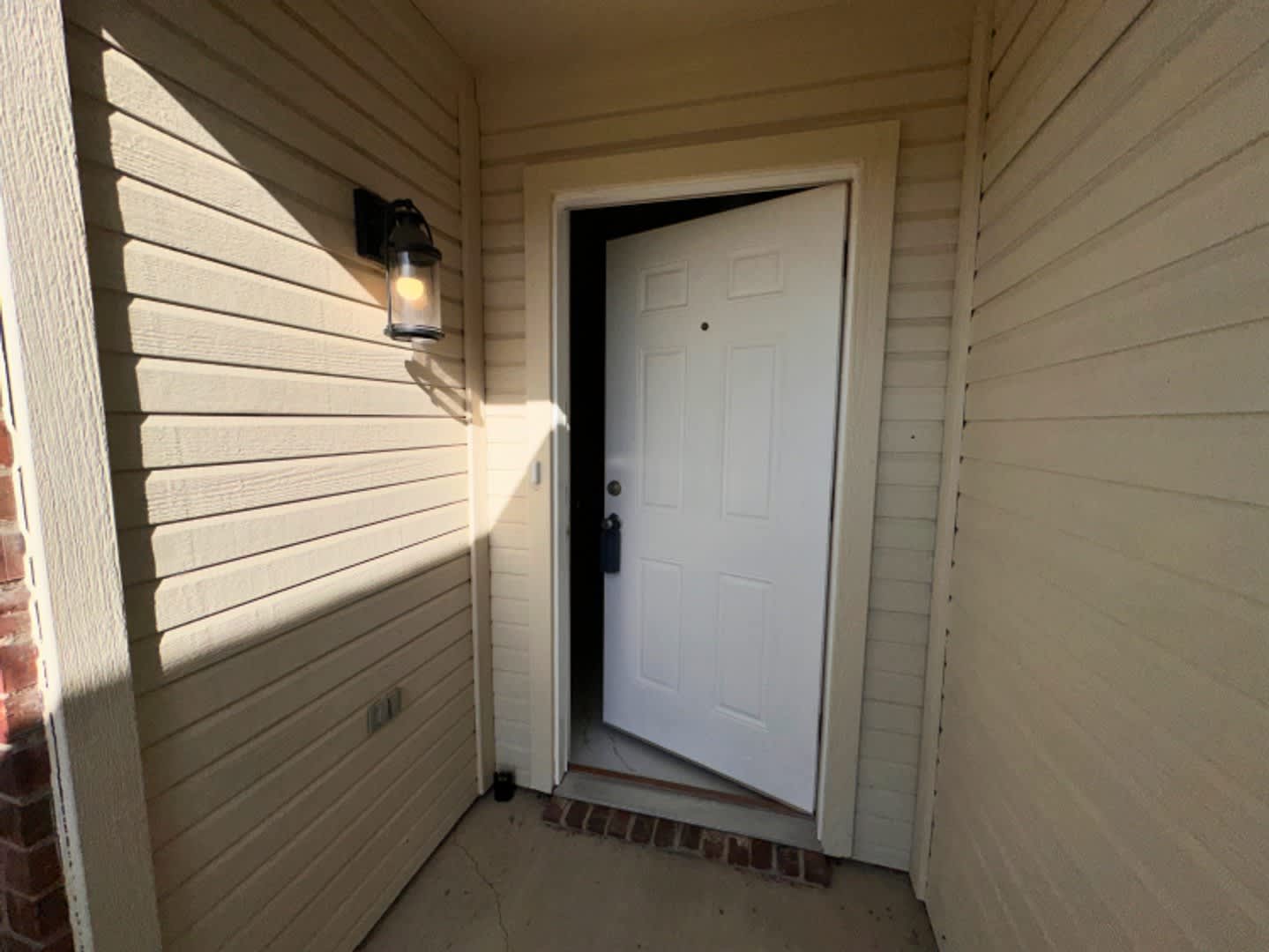 Spacious 4 Bedroom Home With Fresh Updates Large Yard – photo 2