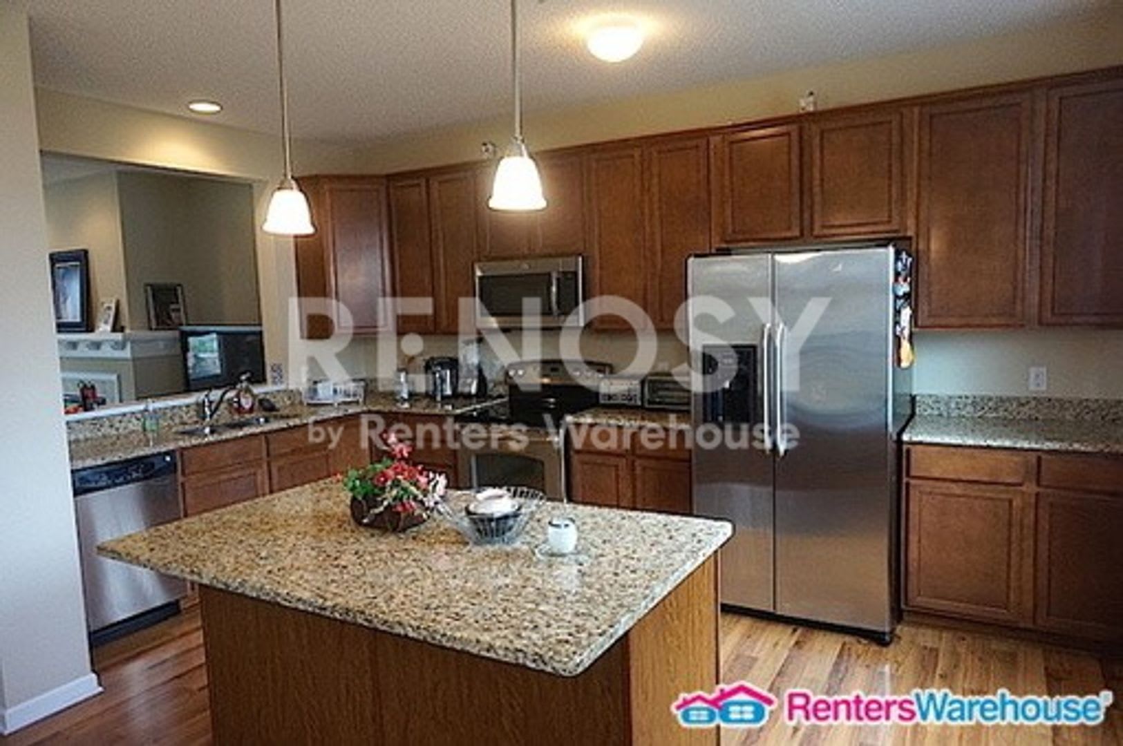 Stunning 3BD/2.5BA Townhouse in Maple Grove – photo 3
