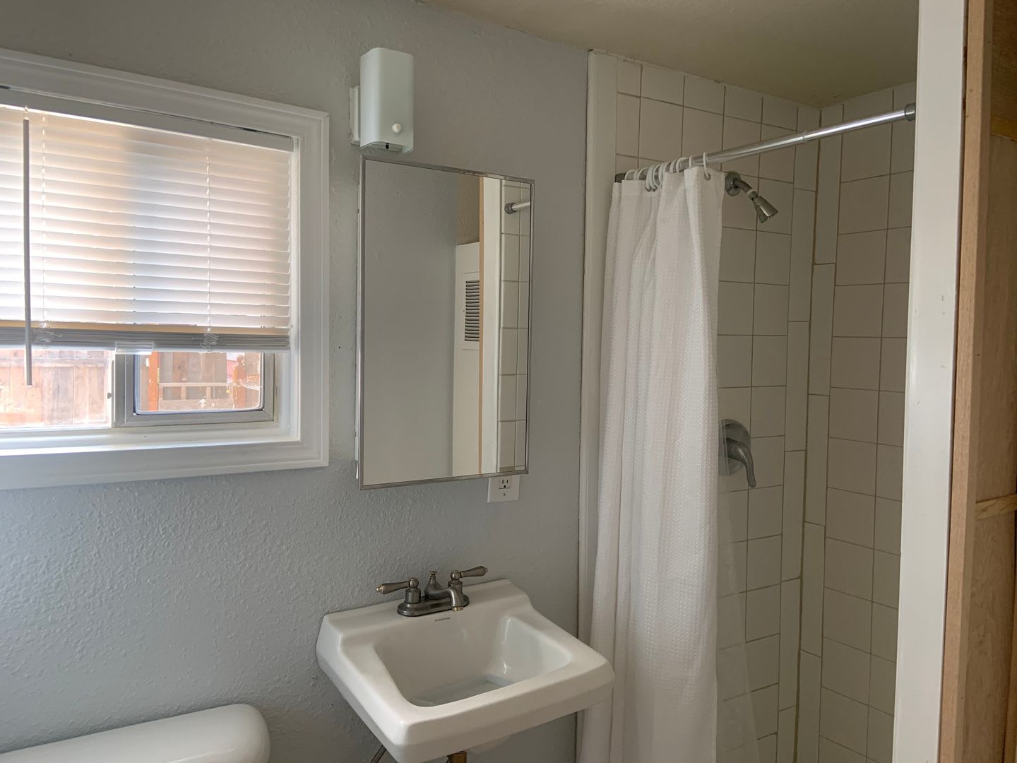 Hard To Find 1 Bdrm 1 Bath House With Carport – photo 5