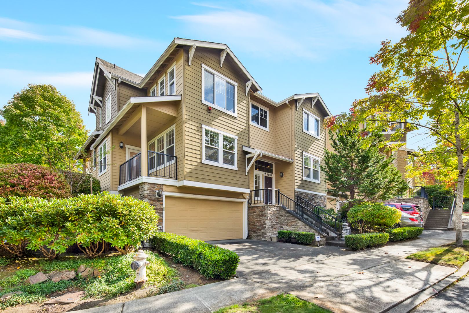 Corner Unit Issaquah Highlands 3 Bedroom Townhouse 2 car Garage – photo 1