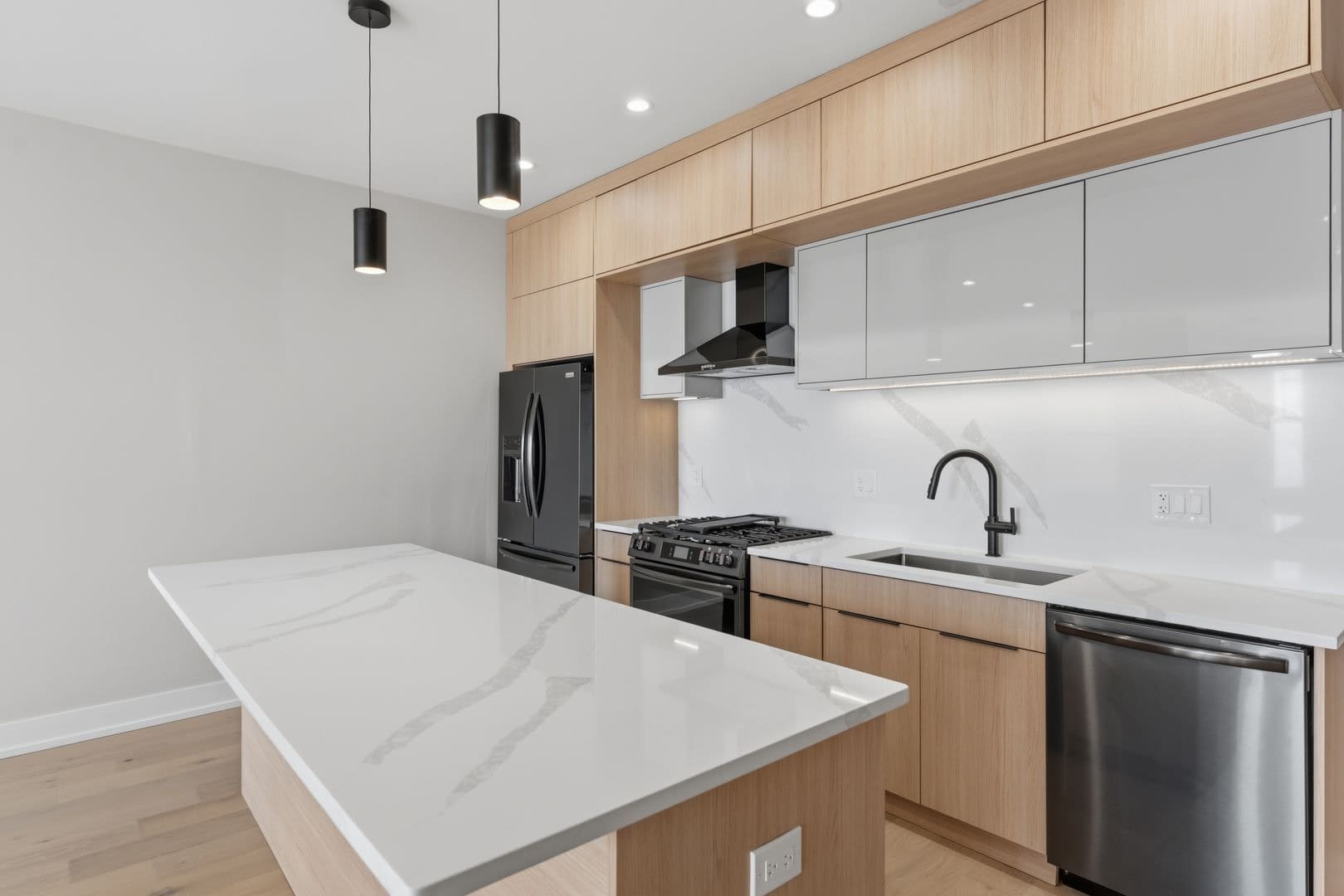 7516 N Eastlake Terrace – photo 2