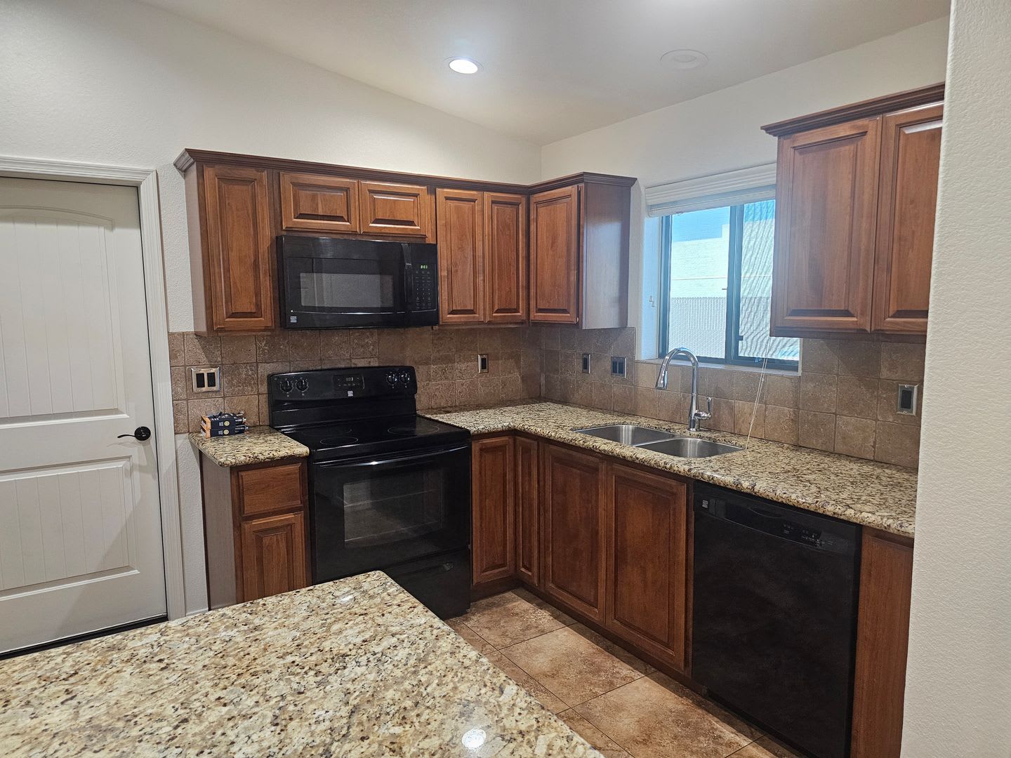 READY TO MOVE IN!! Just Finished Updating!!Unfurnished Long Term – photo 3