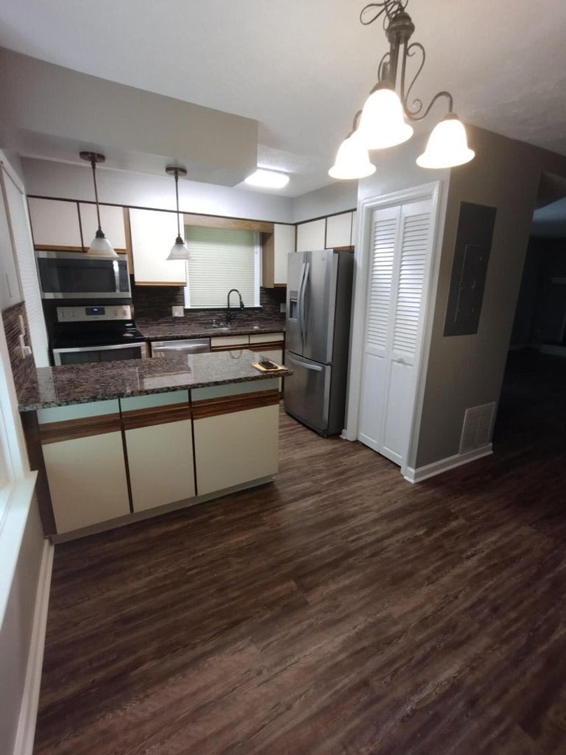Spacious 3 bedroom townhome close to UK! – photo 3