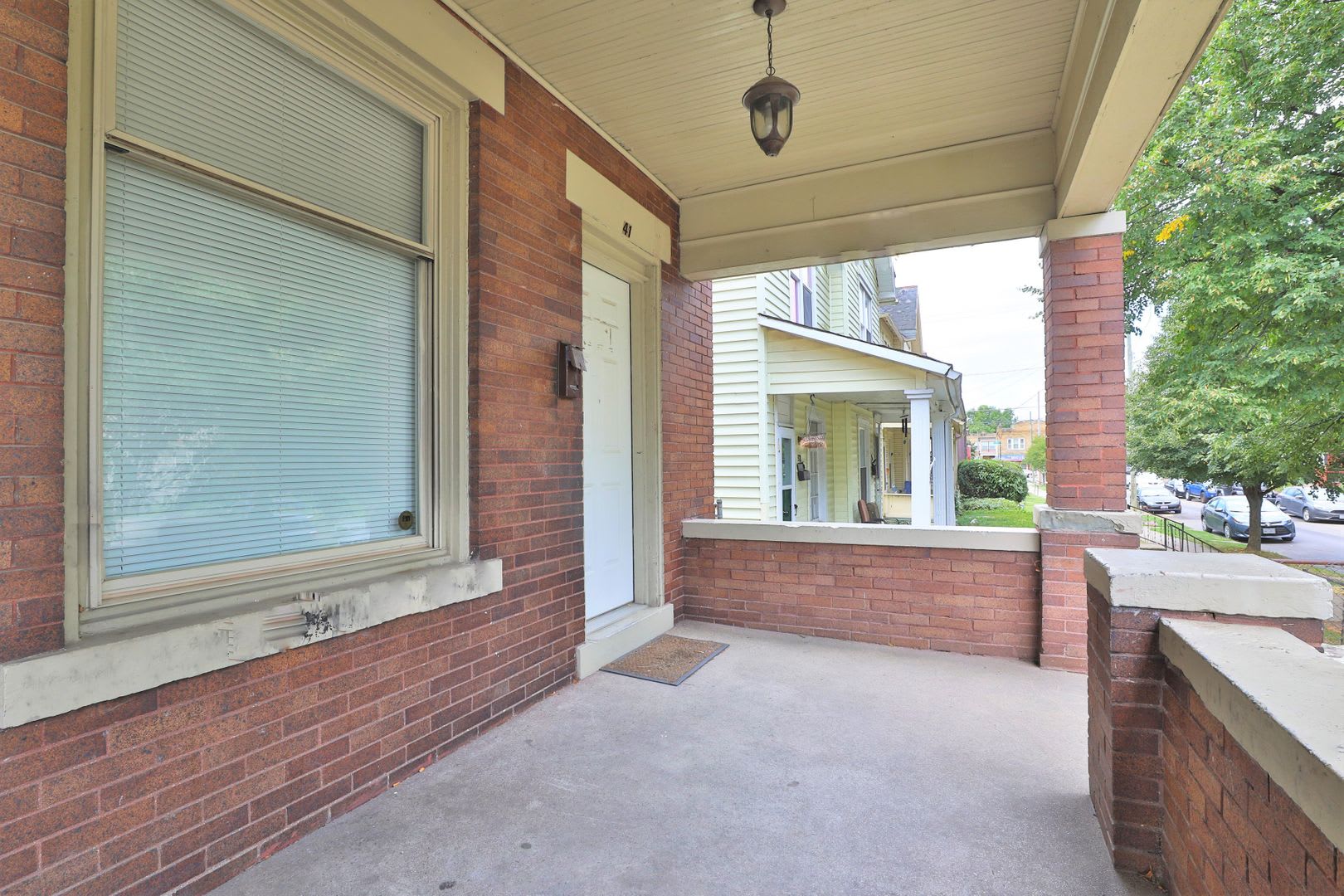 4 Bedroom 2 Bath Newly Renovated Townhouse Right Off Of High St Free Washer Dryer And Off Street Parking – photo 2