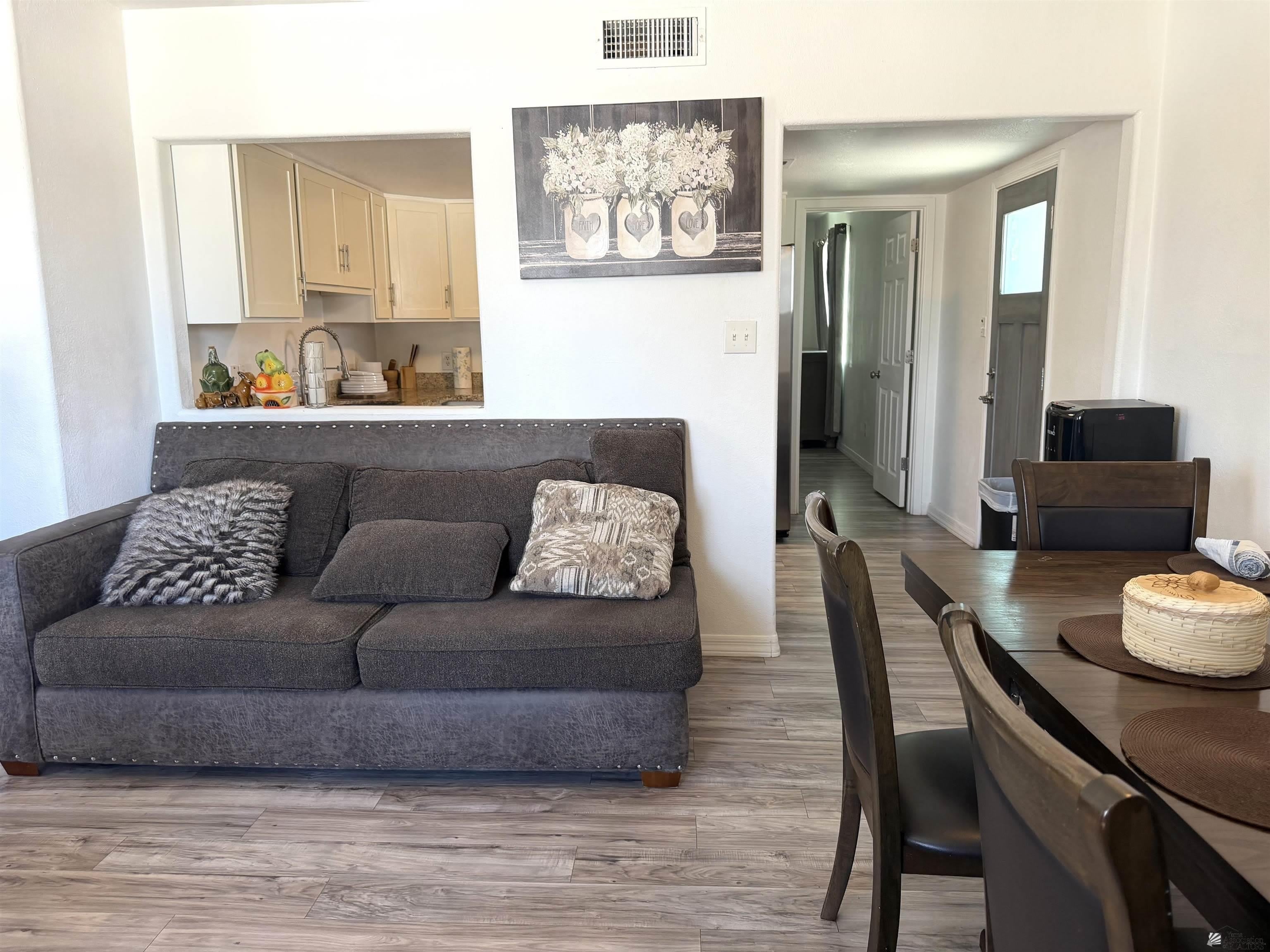 1425 S 9 AVE – photo 3