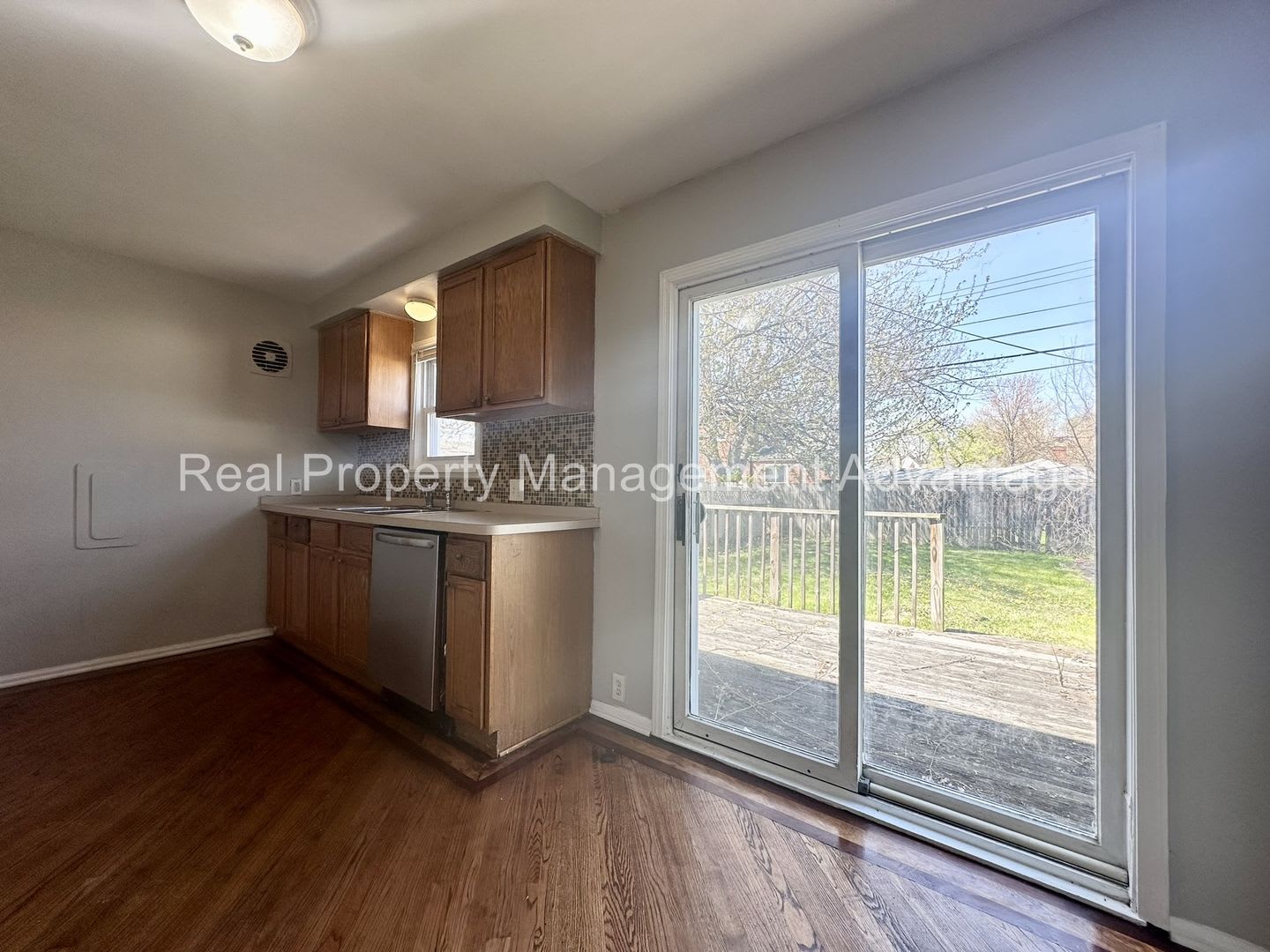 3 Bedroom Bungalow in the Heart of Roseville! – photo 4