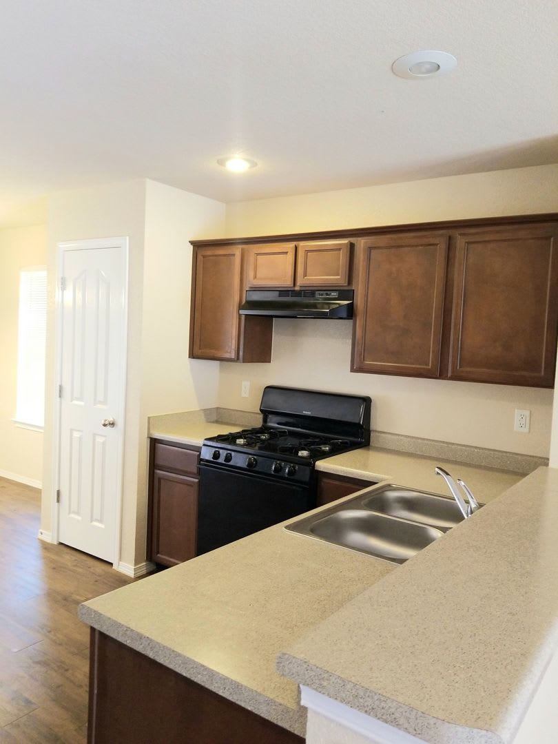 Adorable 3 Bedroom 2 Bath Townhouse in Eastside El Paso!! – photo 4
