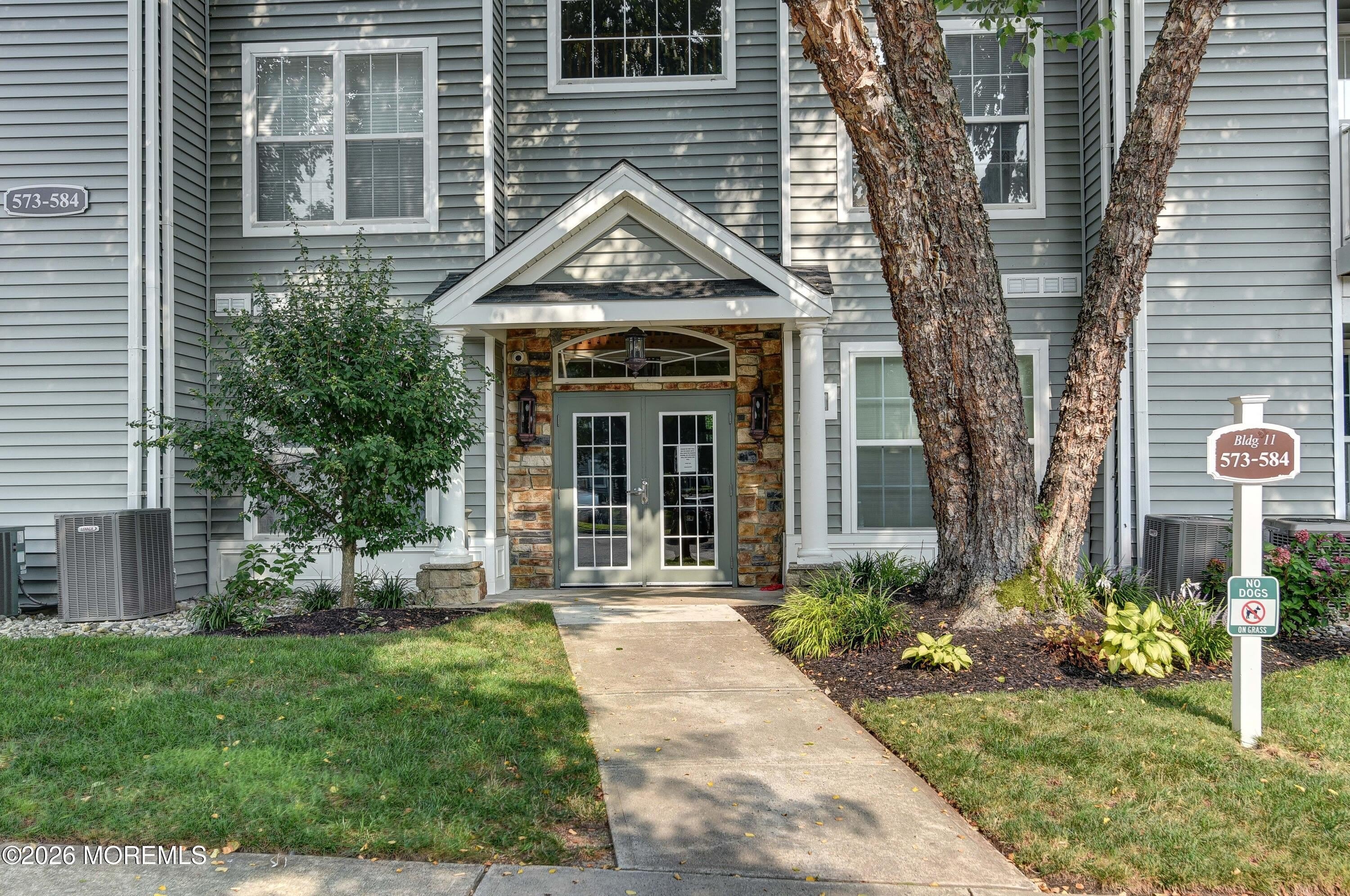 574 Saint Andrews Place – photo 2