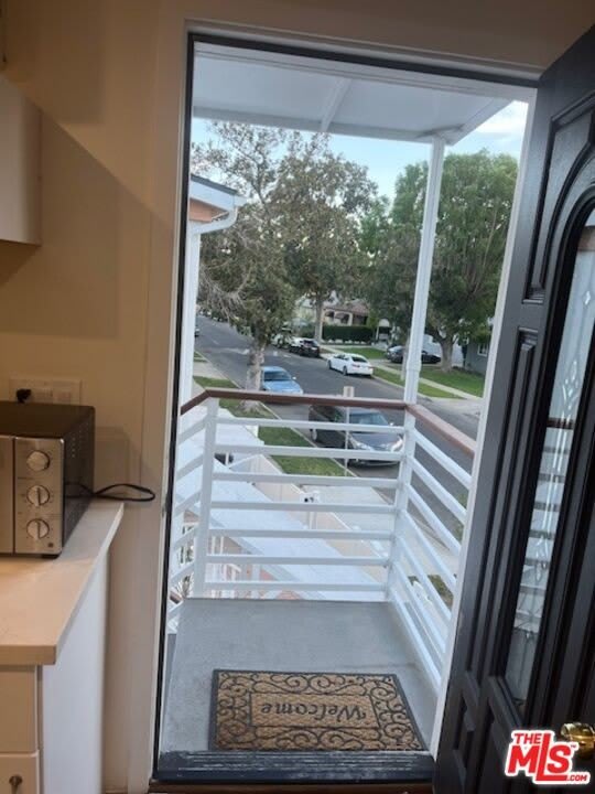 15524 Sylvan St – photo 2