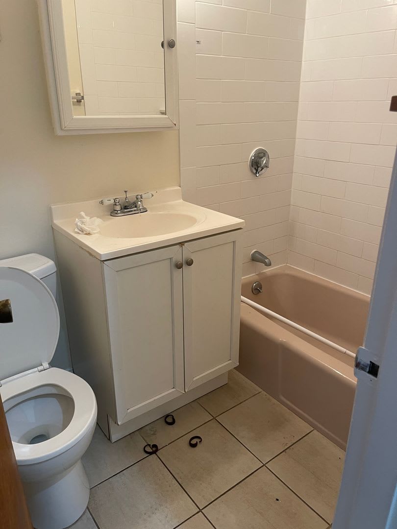 FREE MONTH Spacious Sunny 1 School building Conversion Utilities included NO Fee Students ok 1 Free month – photo 3