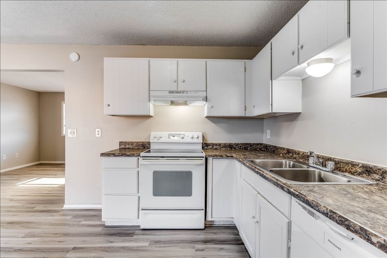 Move in Ready 3 Bedroom 2 Bathroom House! – photo 5