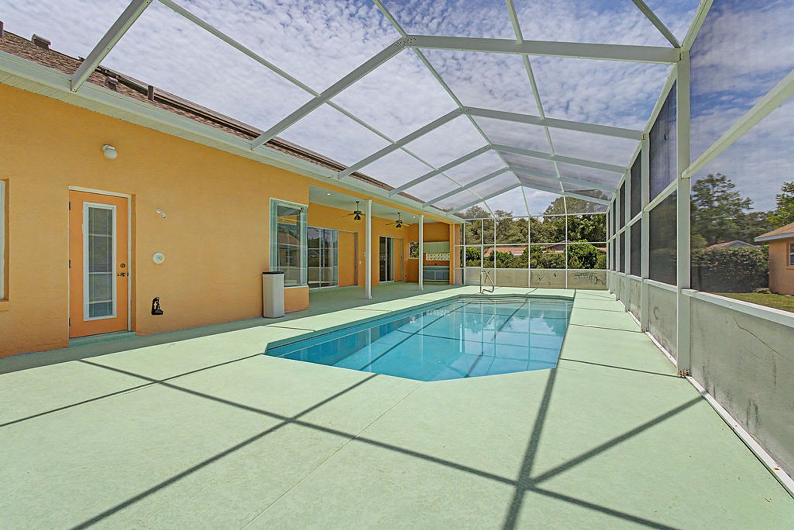 Resort Style Living- 4/2 Private Pool in Rainbow Springs Woodlands – photo 1