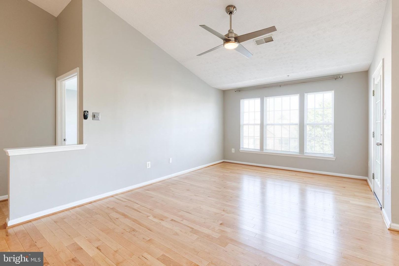 Gorgeous 2Bd 2Bth Penthouse Condo Completely Updated Ready To Move In – photo 4