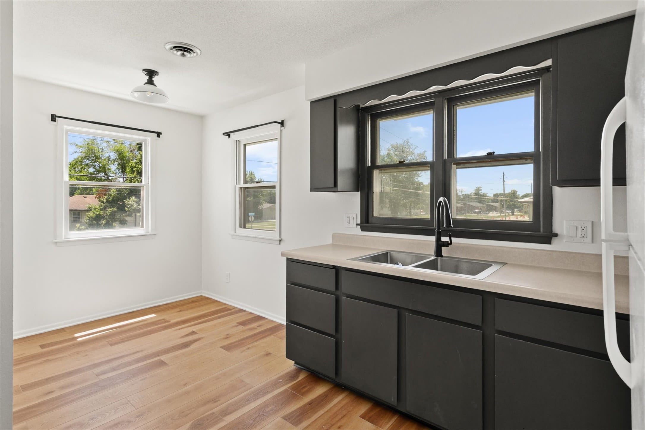 104 NW sharmin Drive – photo 5