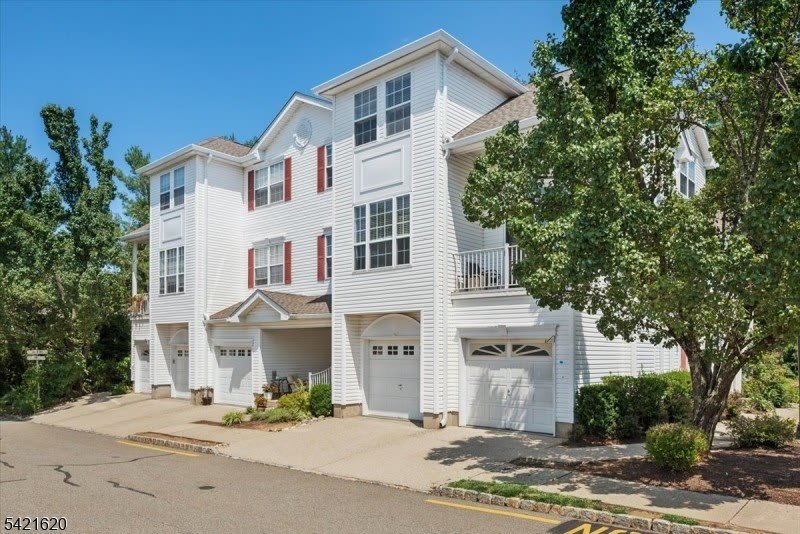 82 Hancock Dr – photo 2