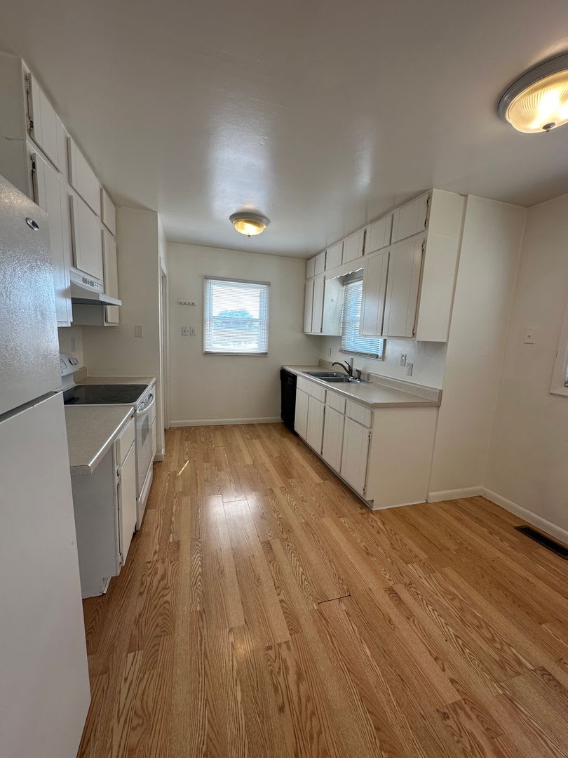 Awesome 4 to 5 bedroom close to everything you need – photo 3