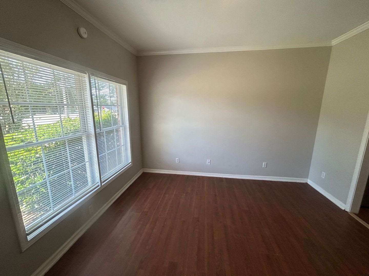 AVAILABLE NOW – 3 Bedroom / 2 Bathroom Duplex in Elgin! – photo 5