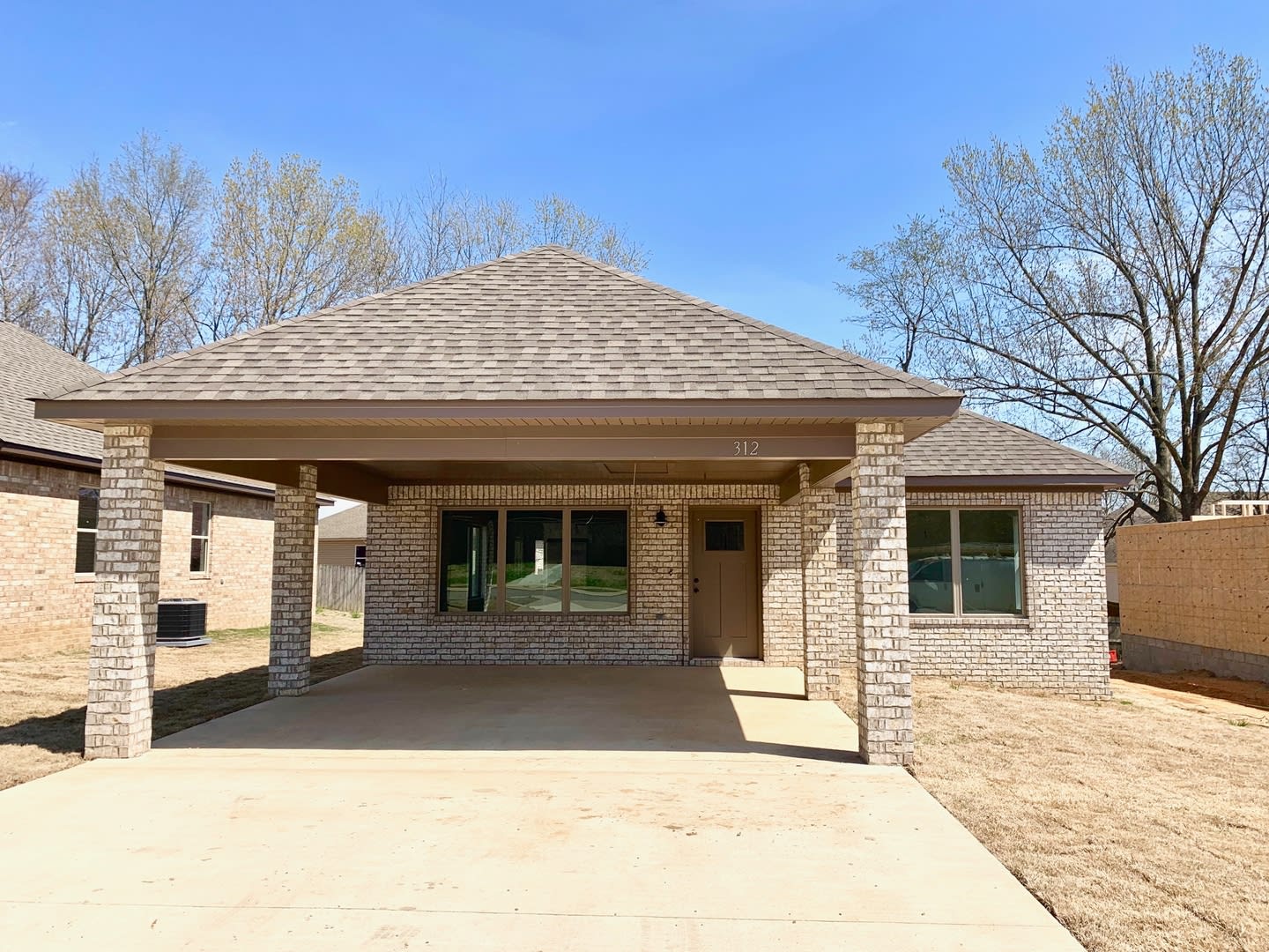 3 Bed 2 Bath With Vaulted Living Space Pantry And Fenced Yard – photo 2